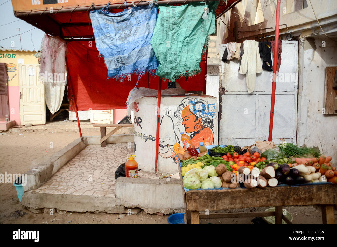 Street bancarella vendendo le verdure in Yoff Dakar, Senegal. Foto Stock