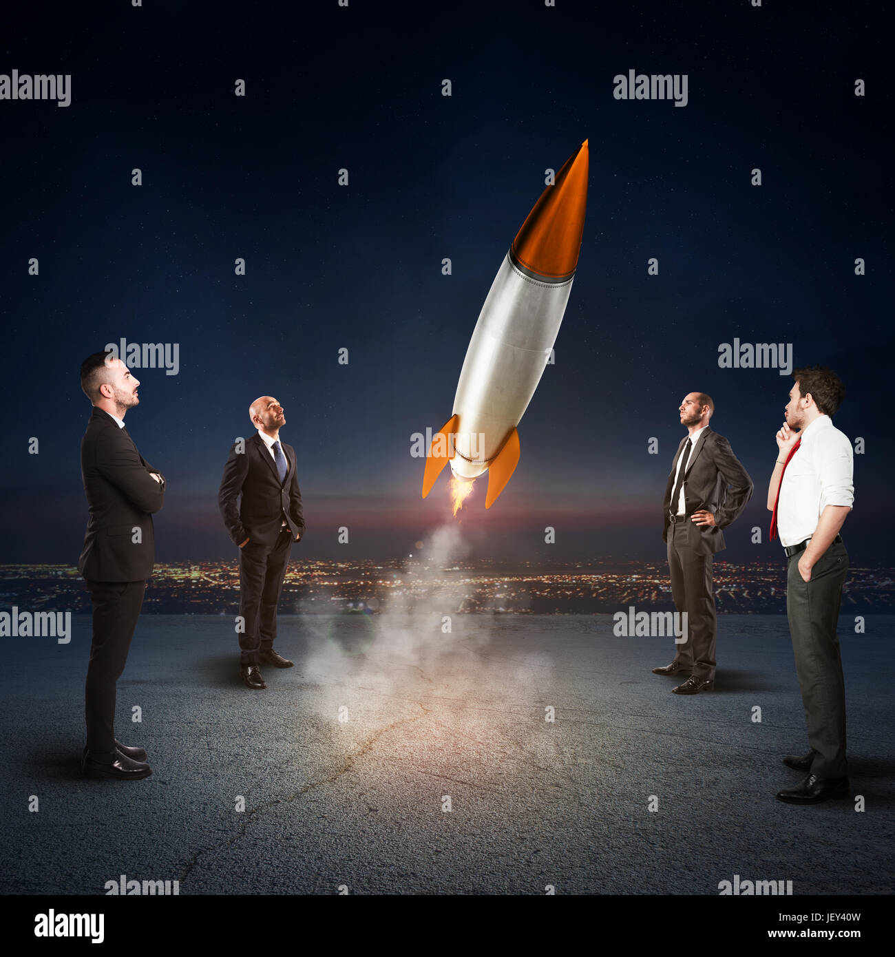 Team di imprenditori sembra iniziare un missile. Concetto di azienda e di avvio di nuovi affari. Il rendering 3D. Foto Stock