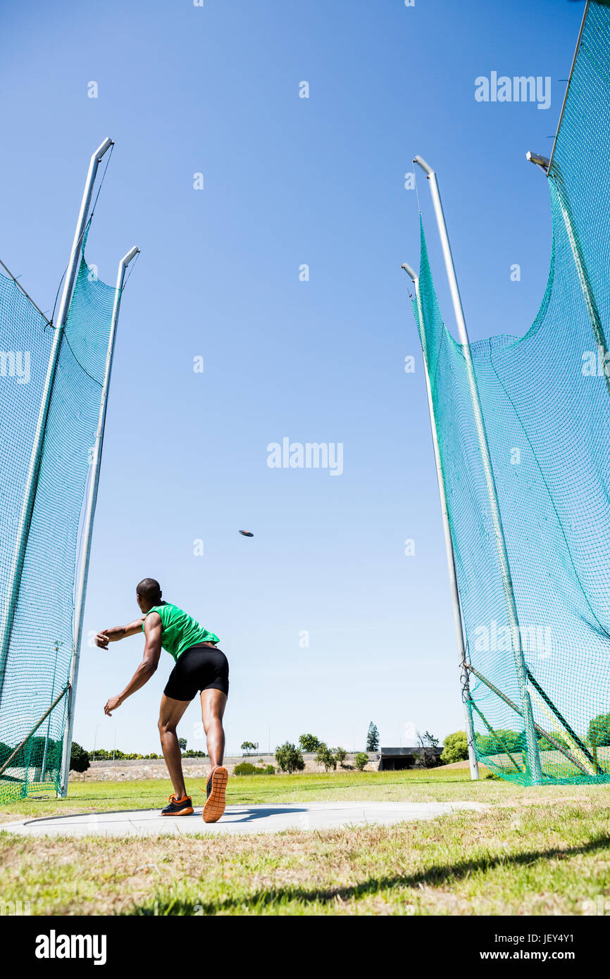 Atleta gettando discus nel Stadium Foto Stock