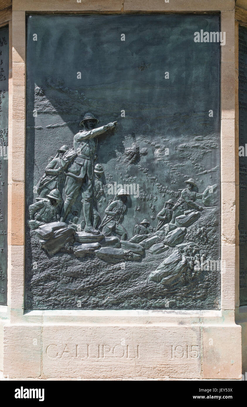 Gallipoli 1915 targa di bronzo scena Gloucester Cathedral Square War Memorial Foto Stock