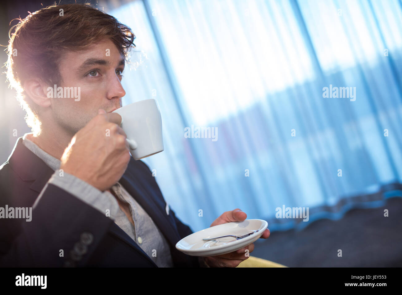 Giovane imprenditore a bere un caffè Foto Stock