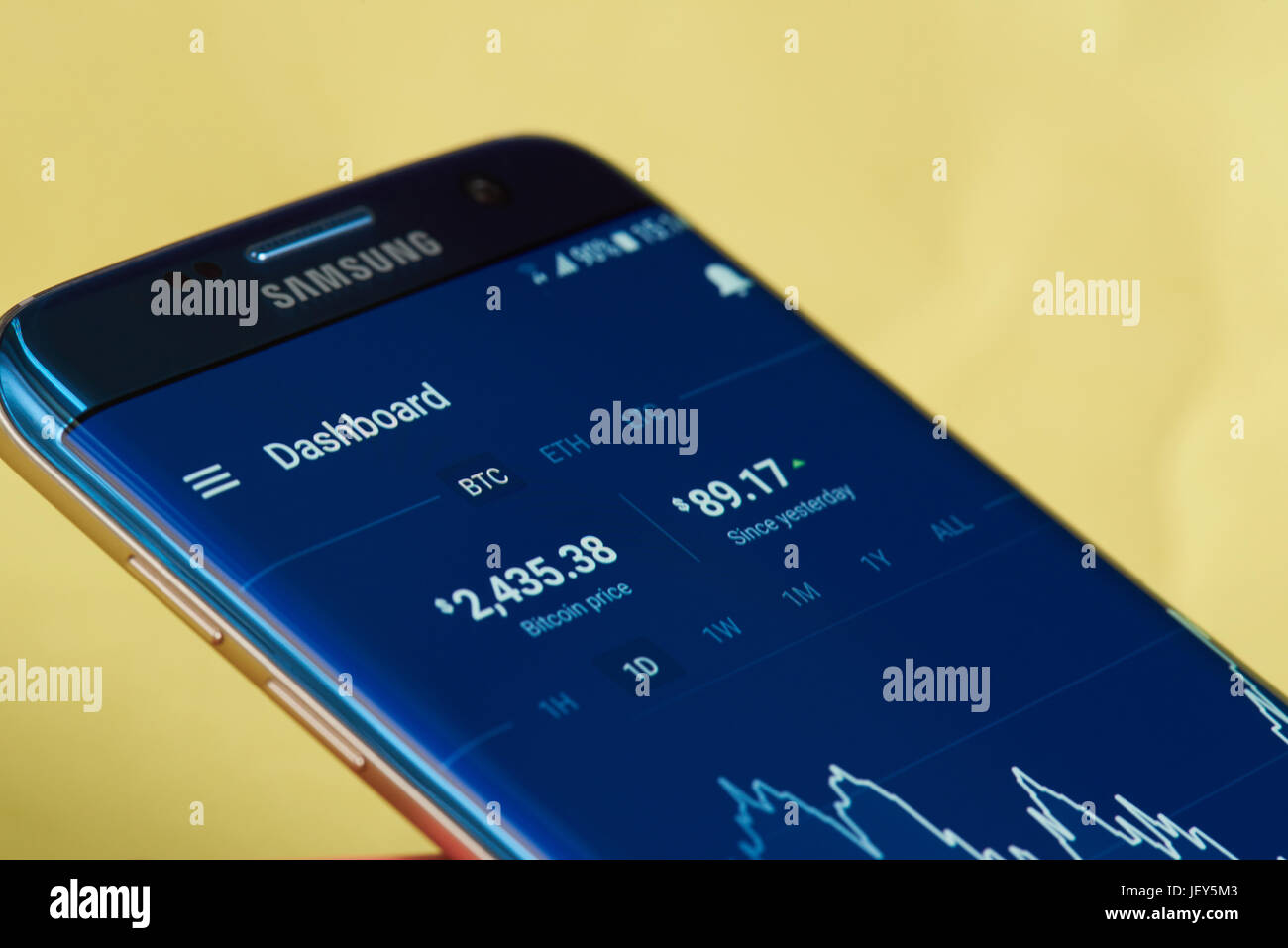 New york, Stati Uniti d'America - 27 Giugno 2017: BTC scambio di mercato sullo smartphone app coinbase. Grafico in crescita della moneta bitcoin Foto Stock