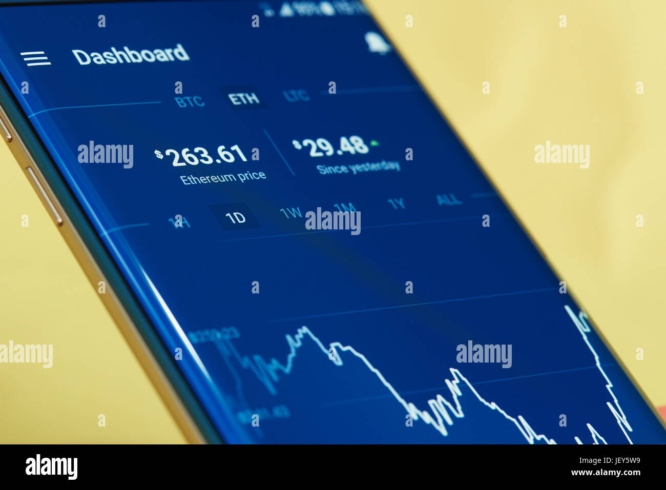 New york, Stati Uniti d'America - 27 Giugno 2017: Ethereum cryptocurrency denaro grafico valuta exchange su mobile application close-up Foto Stock