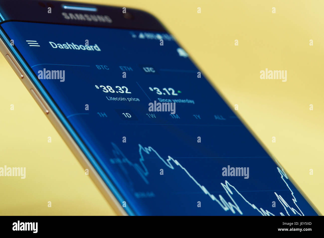 New york, Stati Uniti d'America - 27 Giugno 2017: Litecoin cambio valuta il grafico su mobile application coinbase. Crescente tasso litecoin Foto Stock