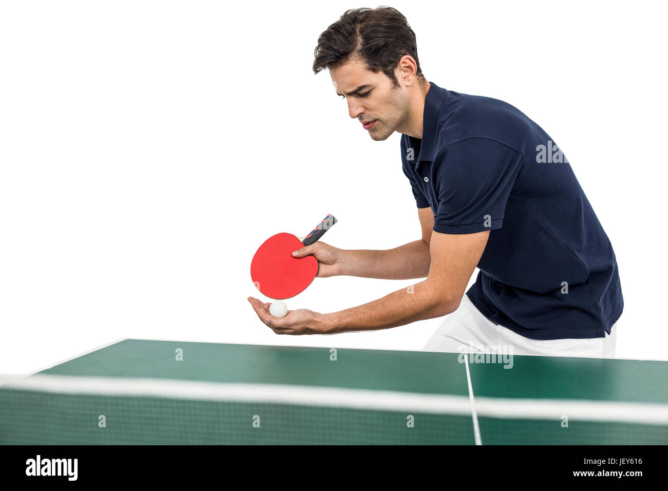 Fiducioso atleta maschio giocando a ping-pong Foto Stock