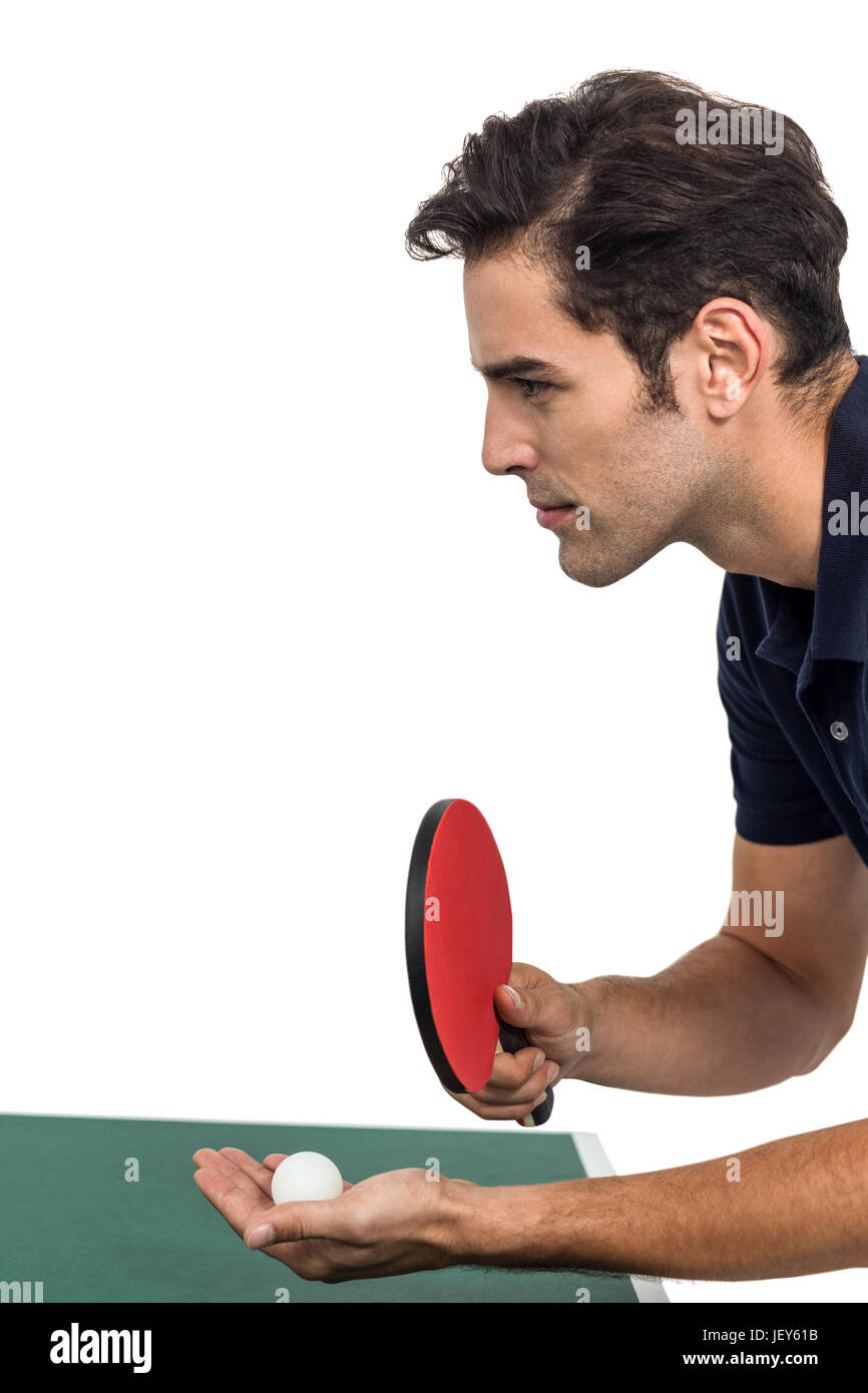 Fiducioso atleta maschio giocando a ping-pong Foto Stock
