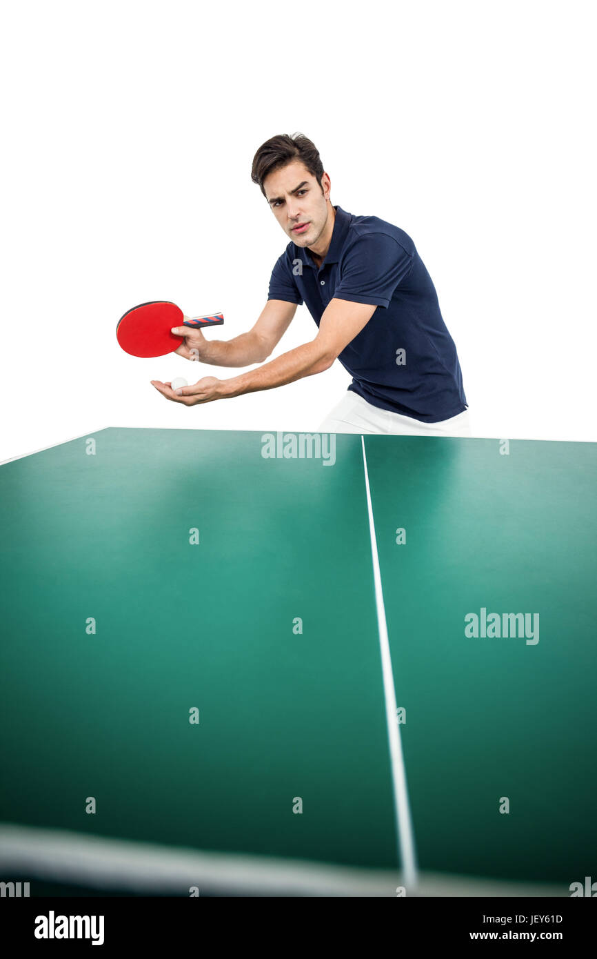 Fiducioso atleta maschio giocando a ping-pong Foto Stock