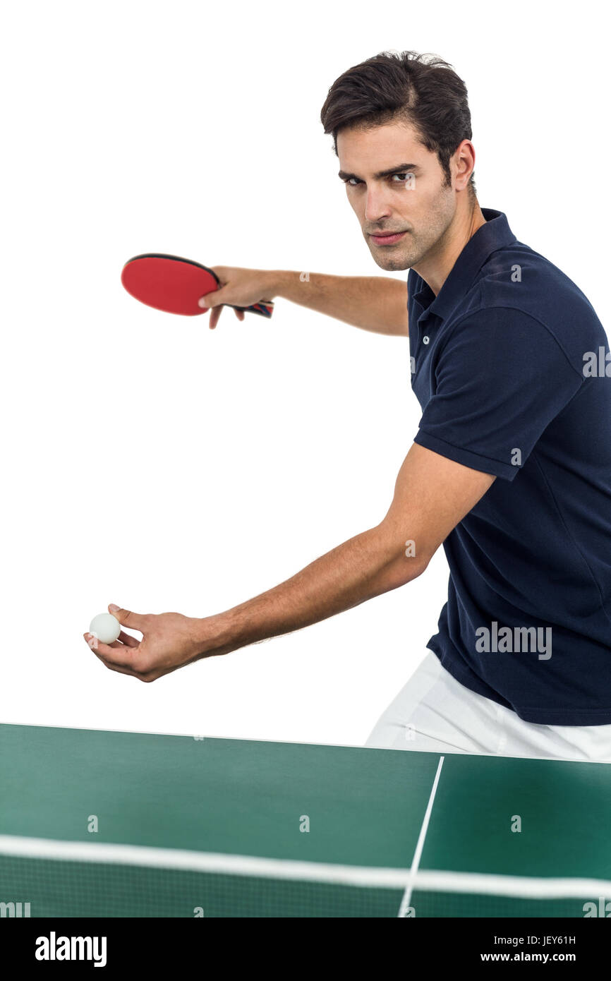 Fiducioso atleta maschio giocando a ping-pong Foto Stock