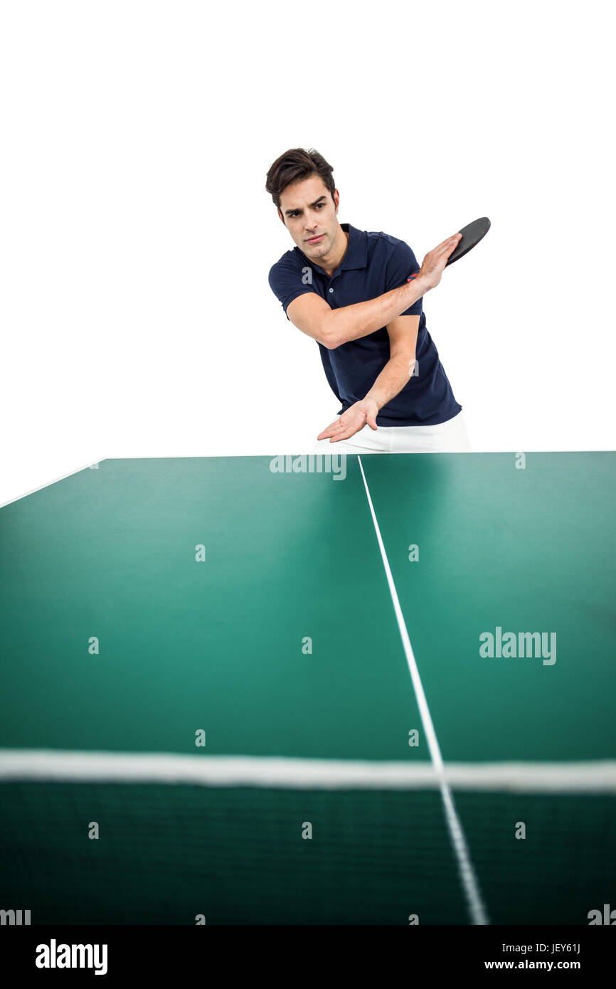 Fiducioso atleta maschio giocando a ping-pong Foto Stock