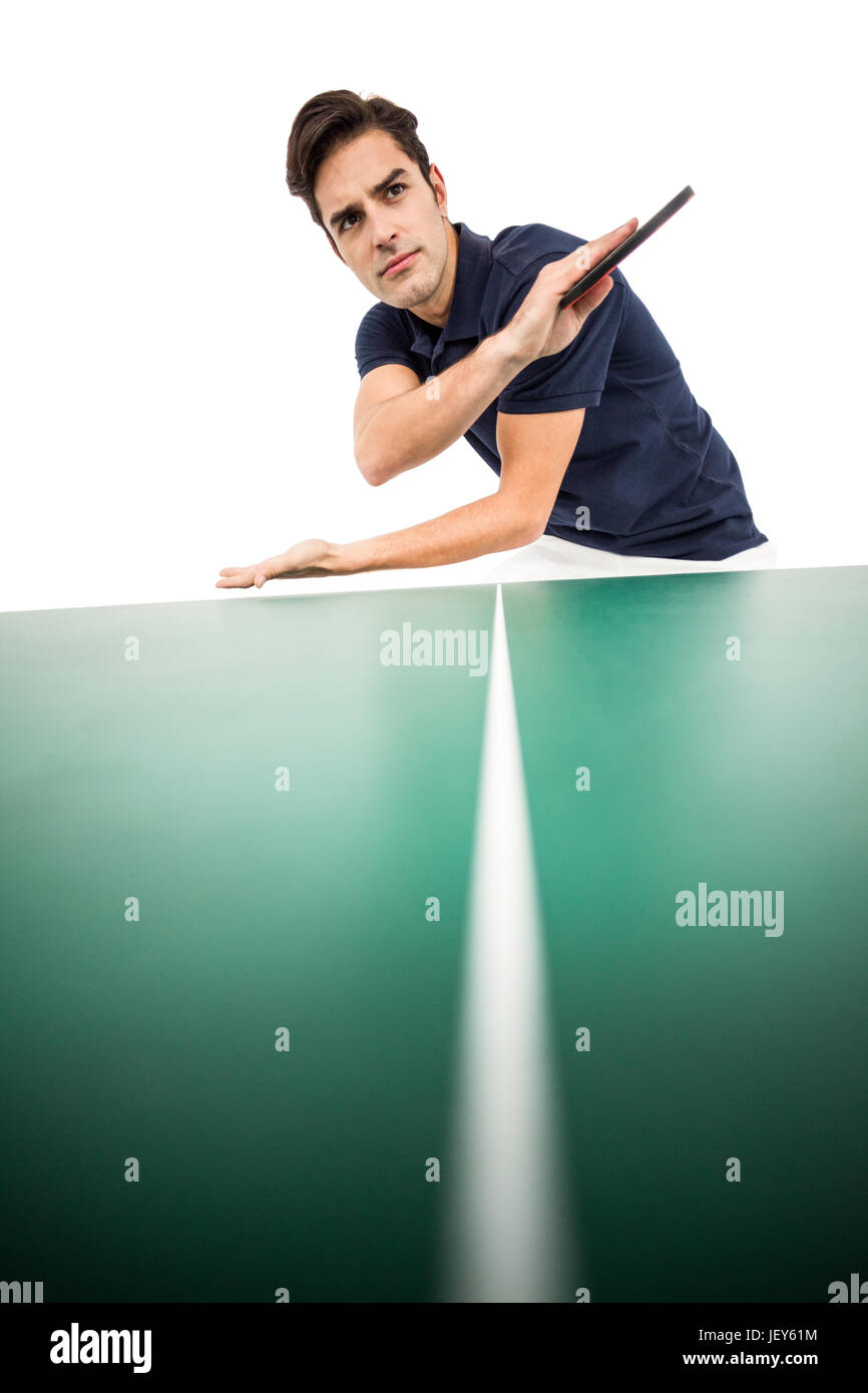Fiducioso atleta maschio giocando a ping-pong Foto Stock