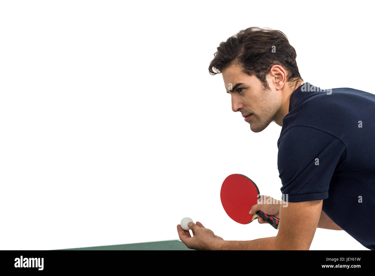 Fiducioso atleta maschio giocando a ping-pong Foto Stock
