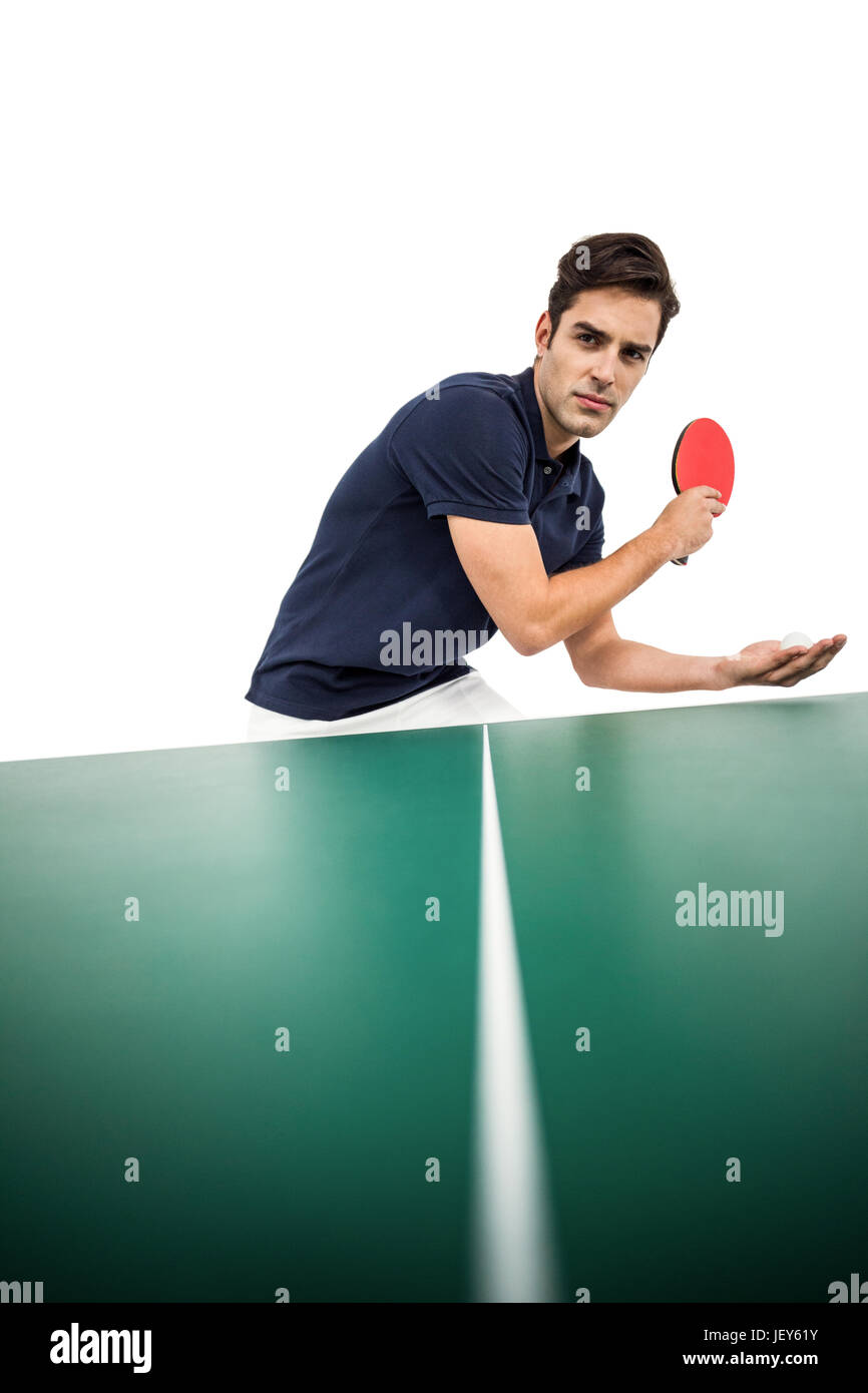 Fiducioso atleta maschio giocando a ping-pong Foto Stock