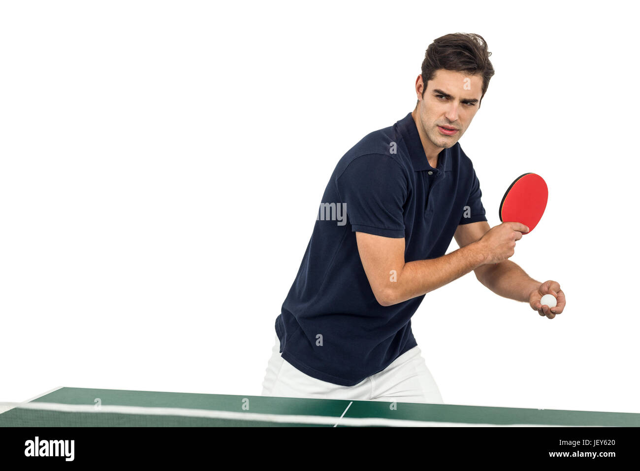 Fiducioso atleta maschio giocando a ping-pong Foto Stock