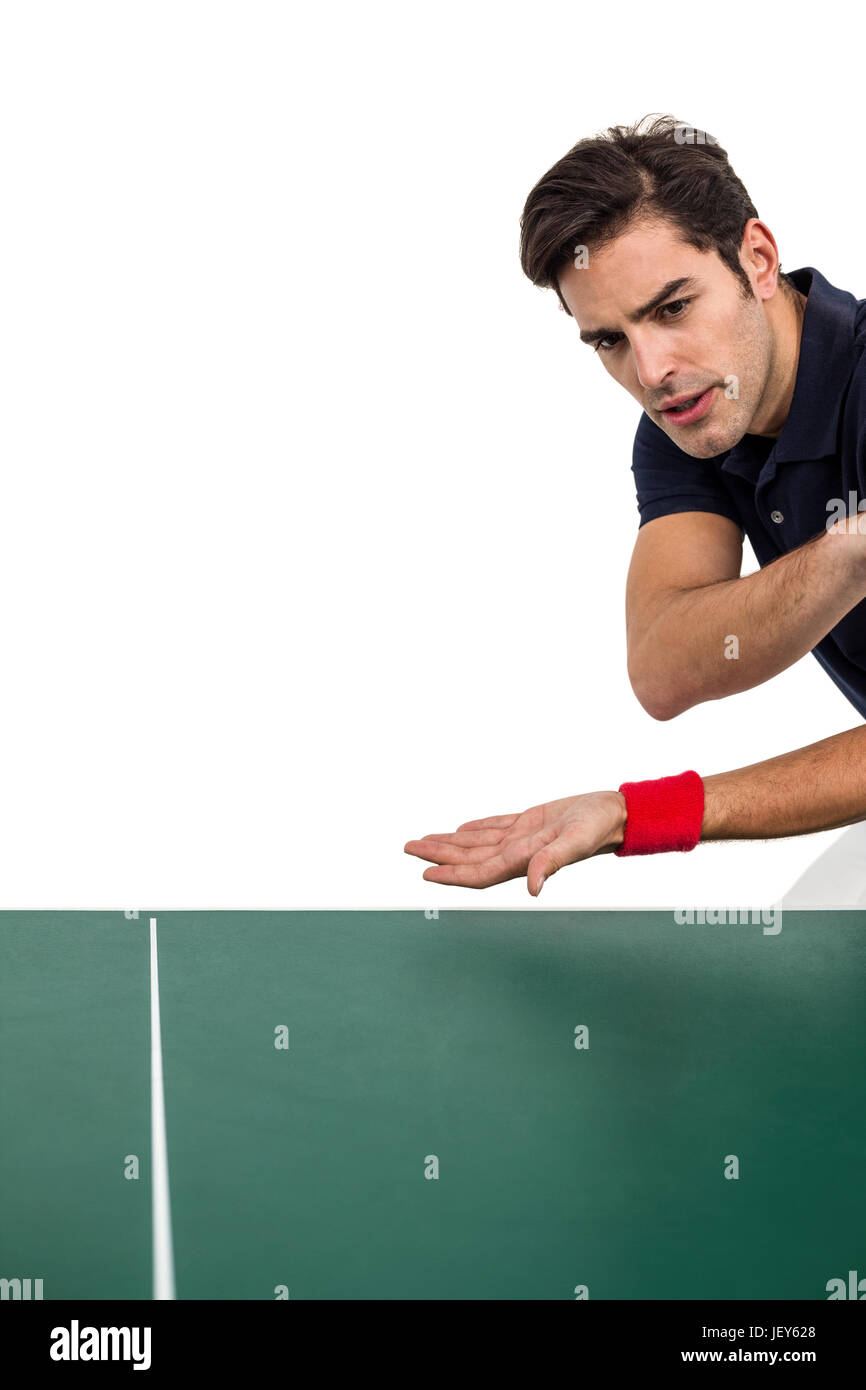 Fiducioso atleta maschio giocando a ping-pong Foto Stock