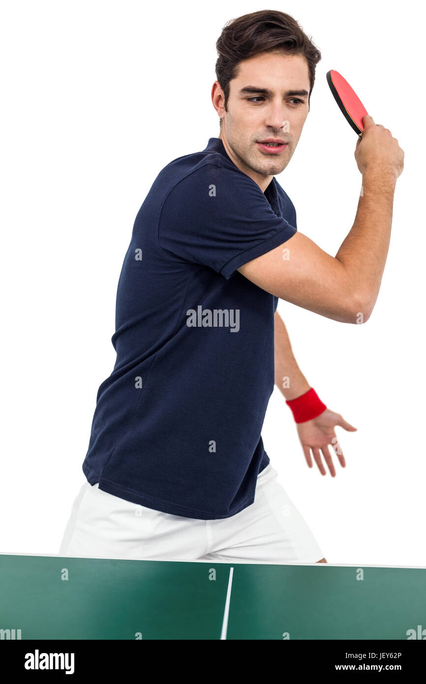 Fiducioso atleta maschio giocando a ping-pong Foto Stock