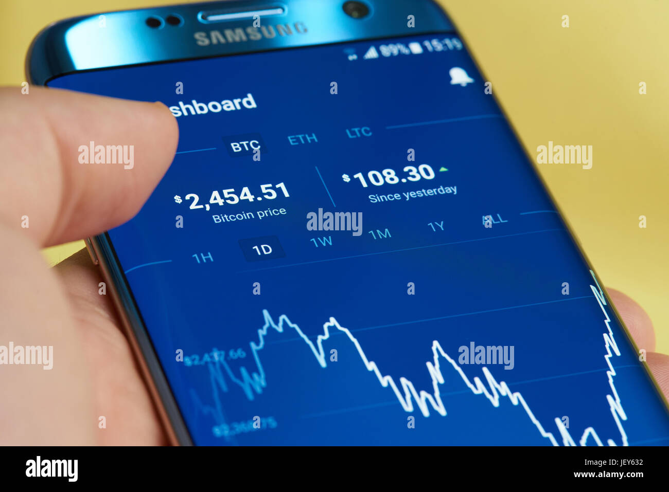 New york, Stati Uniti d'America - 27 Giugno 2017: Bitcoin tasso di cambio dollaro grafico. Prezzo di uno bitcoin Foto Stock