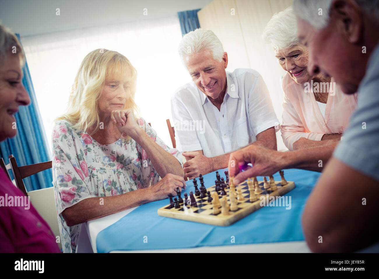 Gruppo di anziani giocare a scacchi Foto Stock