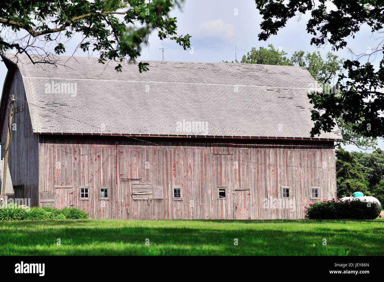 Venerati, sbiadito fienile nel centro del paese di fattoria nel nordest Illinois nel coummunity di acero Park, Illinois, Stati Uniti d'America. Foto Stock