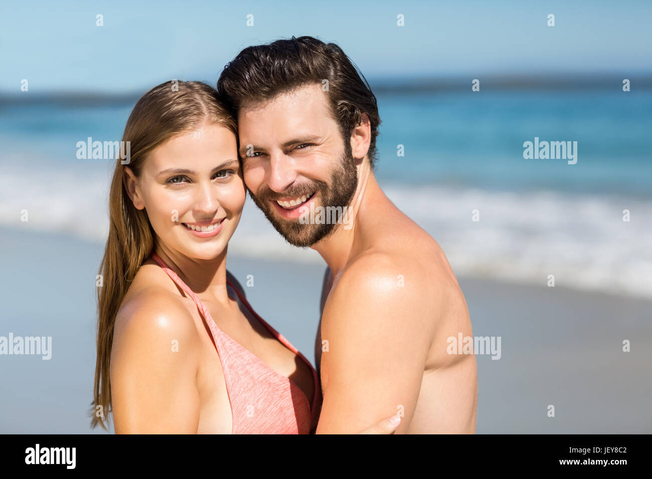 Coppia giovane che abbraccia ogni altro Foto Stock