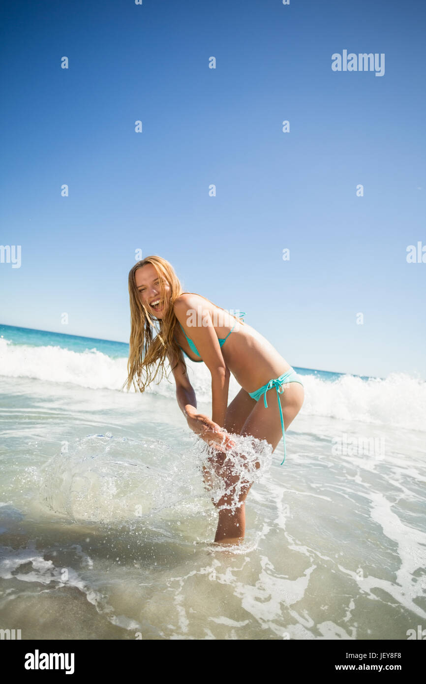 Giovane donna giocando in acqua Foto Stock