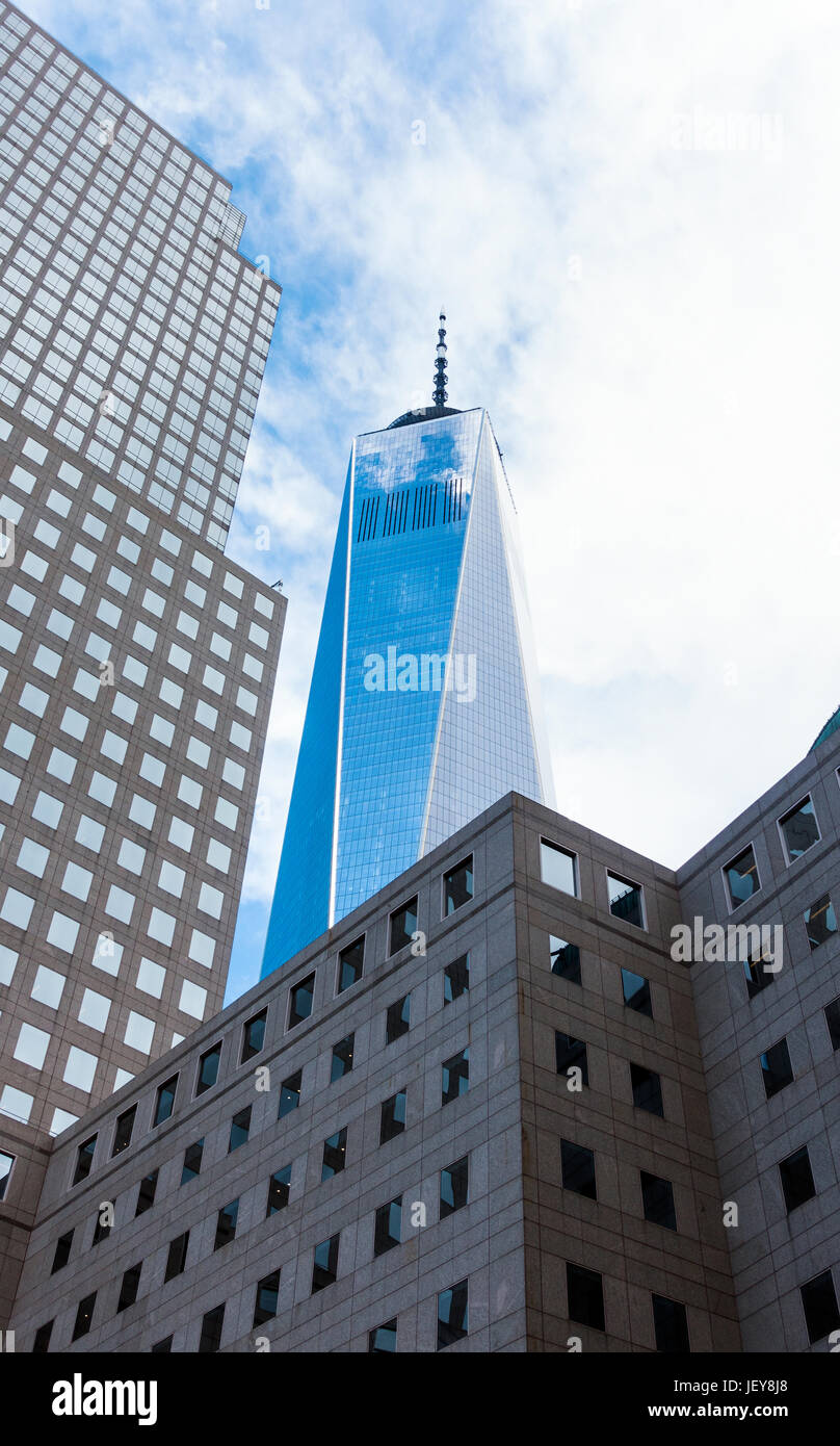 Il quartiere finanziario, FiDi, nella parte inferiore di Manhattan a New York City. Possiamo vedere la libertà Tower, l'edificio più alto nell'emisfero occidentale Foto Stock