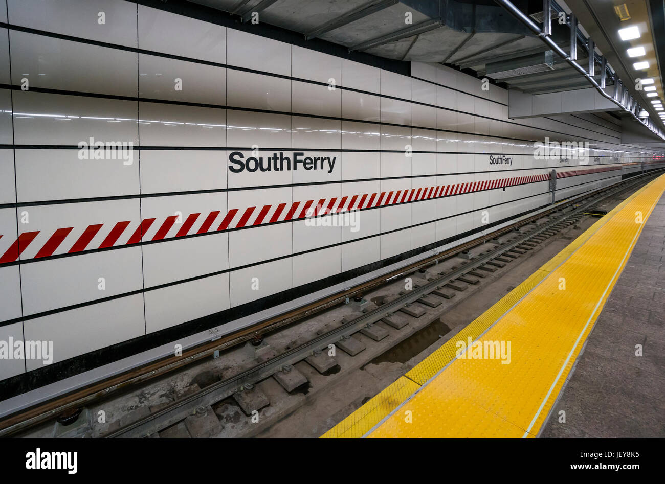 Il 06/27/2017 la riapertura del Sud Stazione dei traghetti per il n. 1 treno della metropolitana di New York City -- piattaforma e binari del treno Foto Stock