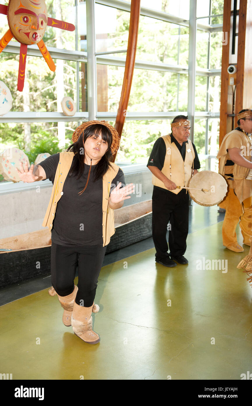 Le Prime Nazioni ballerini eseguono a SLCC su National Aboriginal giorno. Squamish Lil' wat centro culturale. Whistler BC, Canada Foto Stock