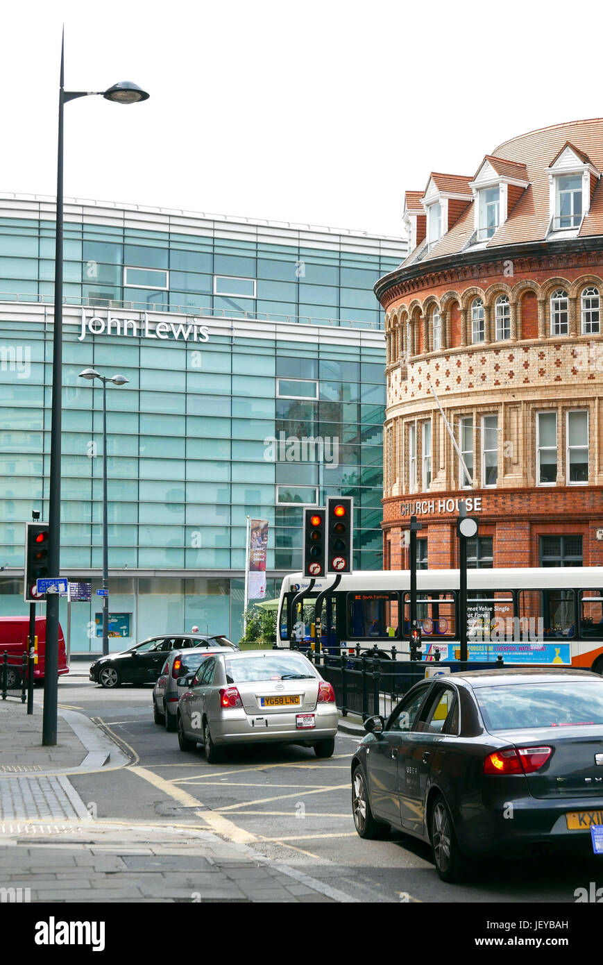 Il vetro frontale John Lewis shop contrastante con il mattone costruita chiesa casa,Hanover Street, Liverpool, Regno Unito Foto Stock