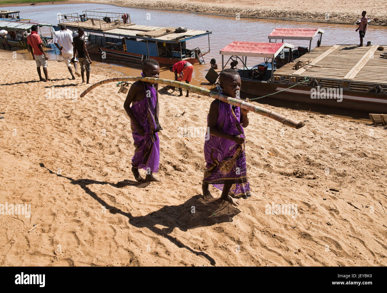 Il lavoro minorile presso il fiume Tsiribihina, Belo sur Tsiribihina, Madagascar Foto Stock
