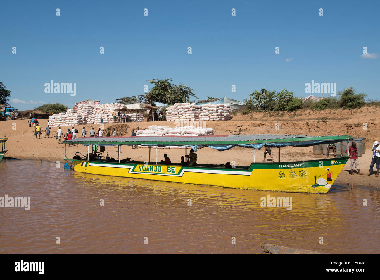 Lo scarico dei sacchi di arachidi al fiume Tsiribihina, Belo sur Tsiribihina, Madagascar Foto Stock