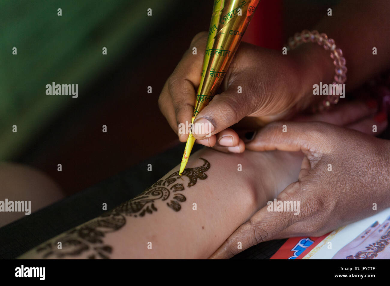 La donna l'Indiano fa un tatuaggio henna per la ragazza Foto Stock