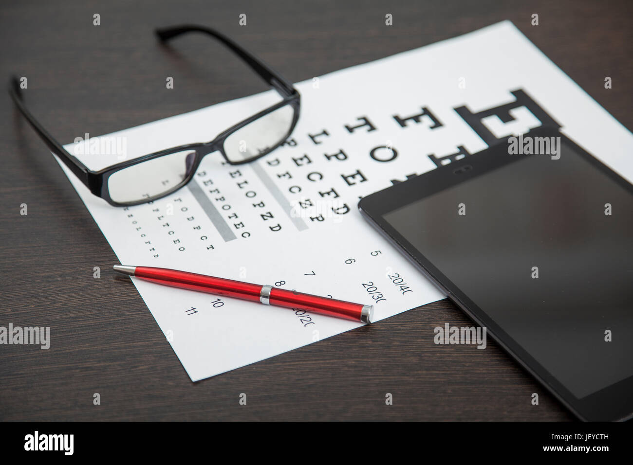 Su un tavolo di accessorio del medico Foto Stock