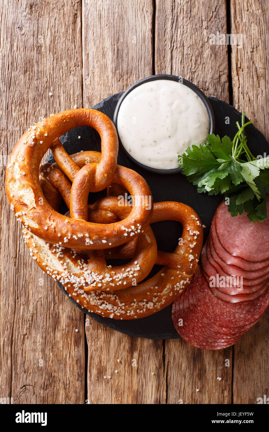 Il tedesco salati salatini, salame e salsa di close-up sul tavolo. vista verticale da sopra Foto Stock