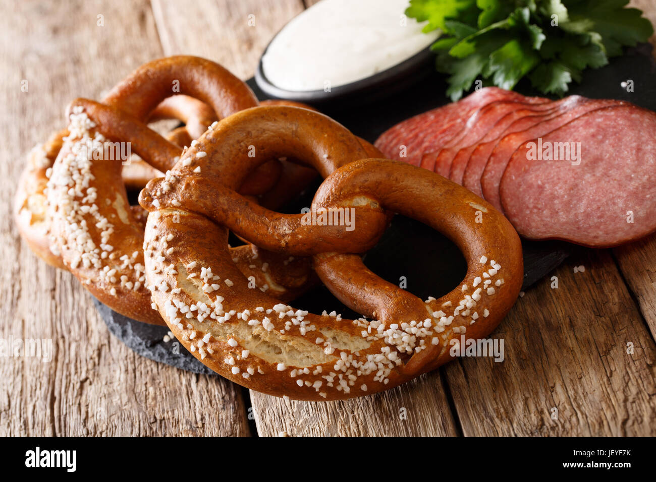 Il tedesco salati salatini, salame e salsa di close-up sul tavolo. Posizione orizzontale Foto Stock