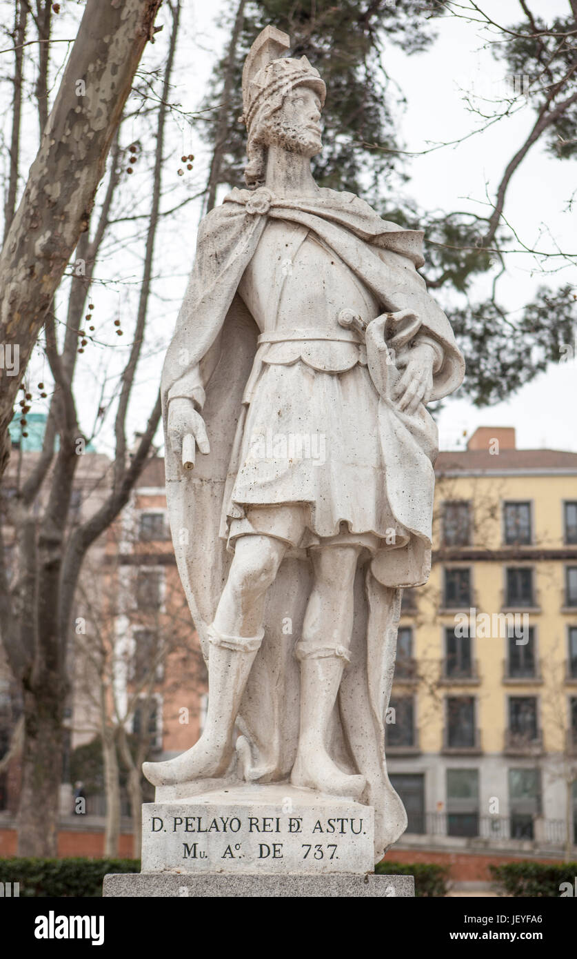 Madrid, Spagna - 26 febbraio 2017: scultura di Pelagio delle Asturie, Madrid. Fondò il regno delle Asturie Foto Stock