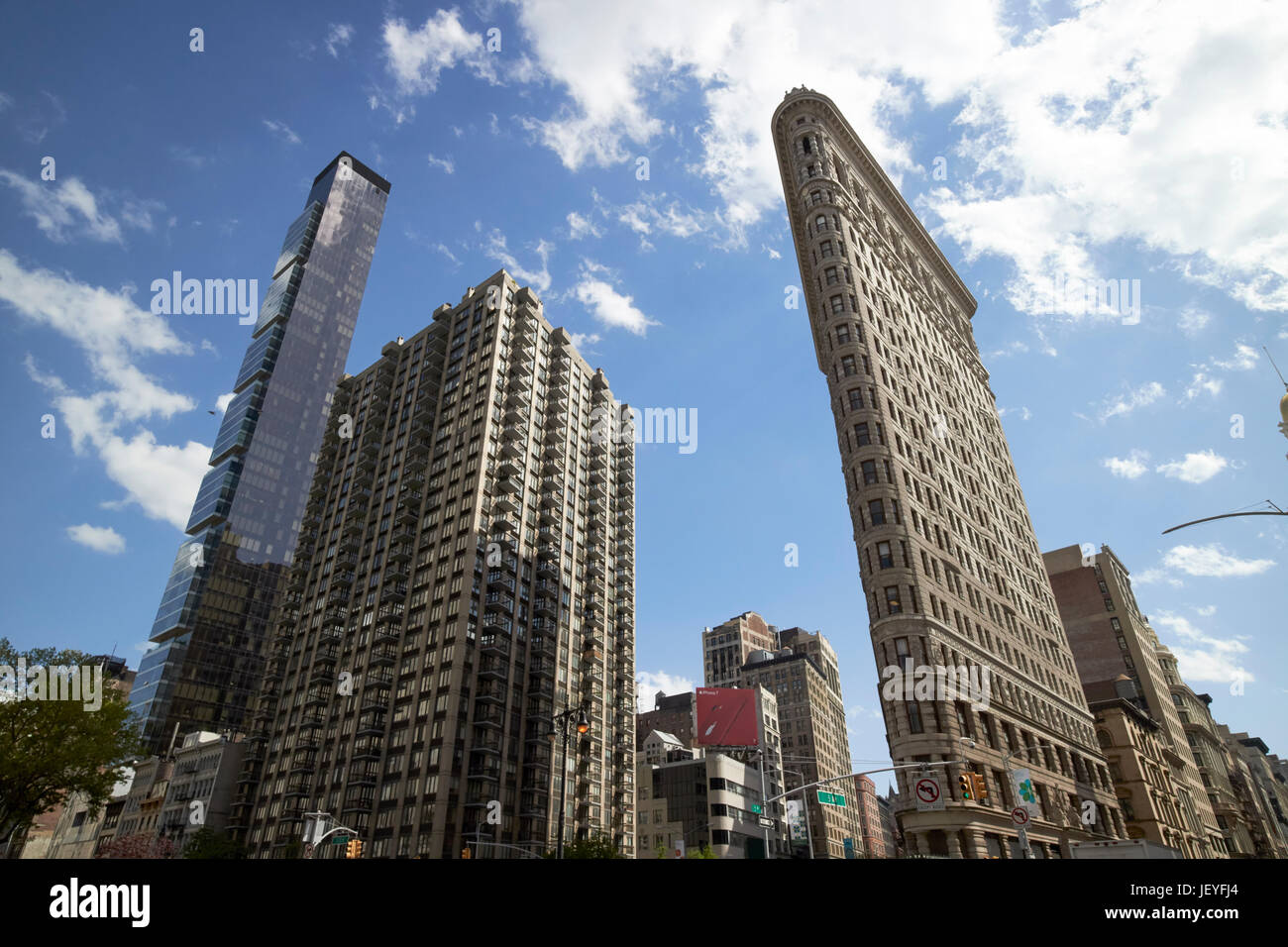 Architettura di contrasto di stili one madison park madison verde e Flatiron Building District di New York City STATI UNITI D'AMERICA Foto Stock