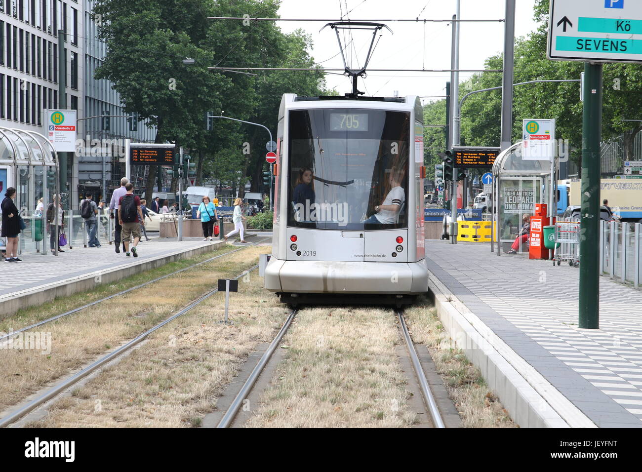 Vista frontale di un tram d'argento tirando in una sosta a Dusseldorf, Germania Foto Stock