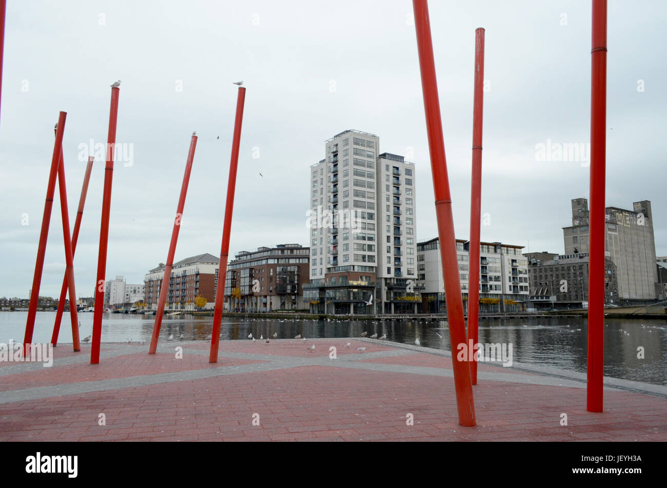 Rosso di strutture metalliche in Grand Canal Square presso il fiume Liffey a Dublino, Irlanda Foto Stock