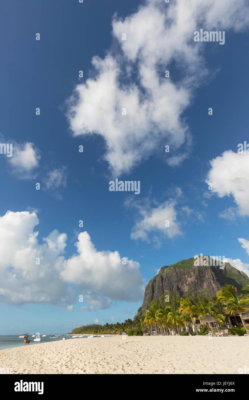 Maurizio, Isole Mascarene. Le Morne beach con la montagna di Le Morne Brabant dietro. Le Morne Brabant è un sito Patrimonio Mondiale dell'UNESCO. Il mo Foto Stock