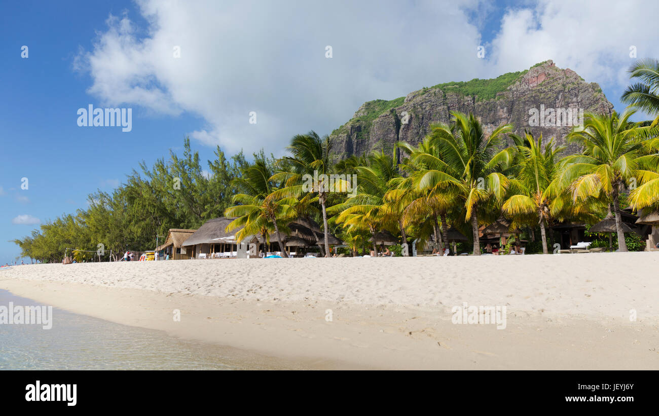 Maurizio, Isole Mascarene. Le Morne beach con la montagna di Le Morne Brabant dietro. Le Morne Brabant è un sito Patrimonio Mondiale dell'UNESCO. Il mo Foto Stock