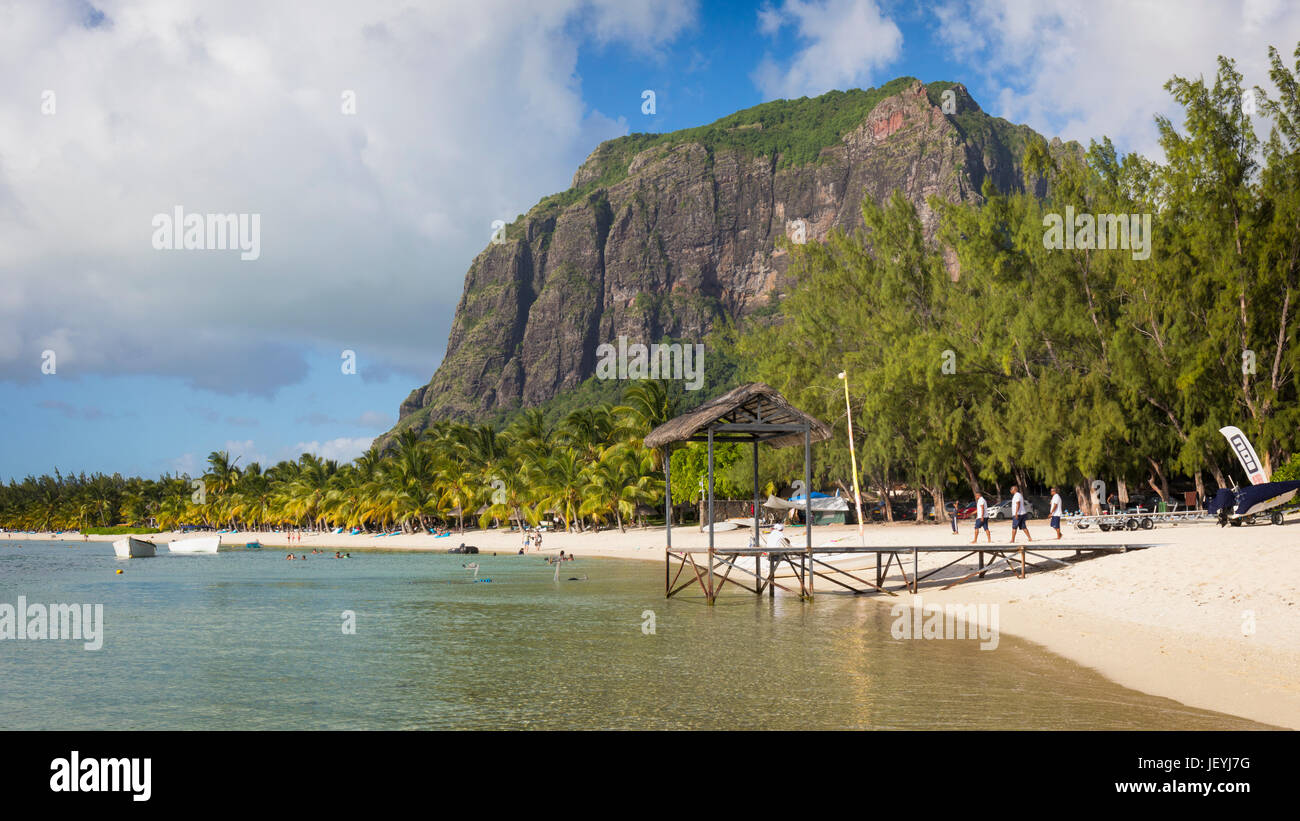 Maurizio, Isole Mascarene. Le Morne beach con la montagna di Le Morne Brabant dietro. Le Morne Brabant è un sito Patrimonio Mondiale dell'UNESCO. Il mo Foto Stock