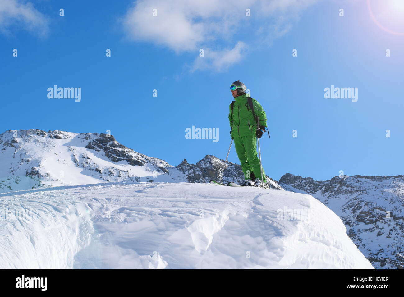 Maschio è lo sci in polvere fresca Foto Stock