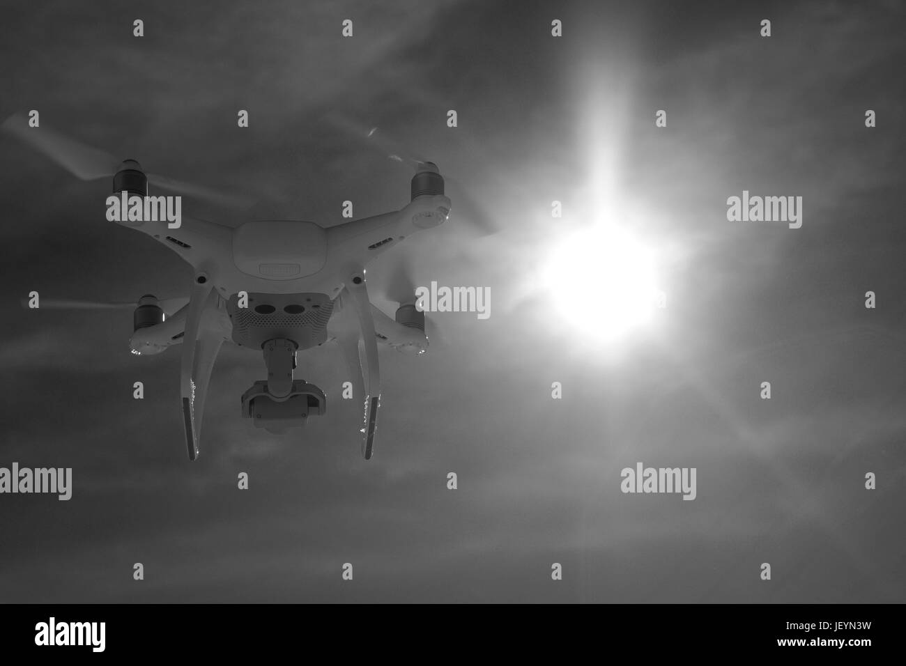 Flying drone in inverno il paesaggio alpino panorama Foto Stock