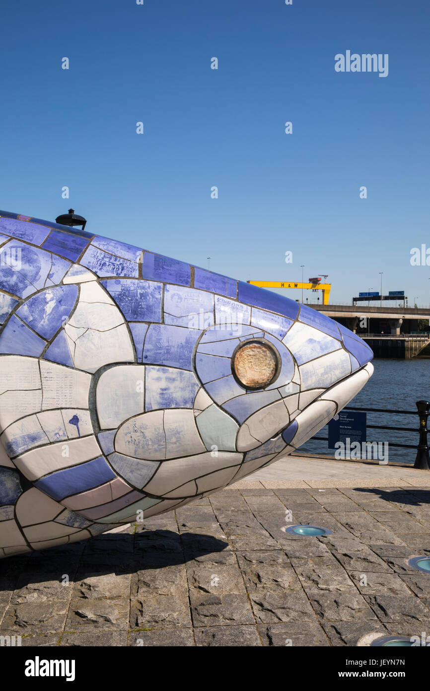 La grande scultura di pesce da John gentilezza, Donegall Quay, fiume Lagan, Belfast, Irlanda del Nord, Regno Unito Foto Stock