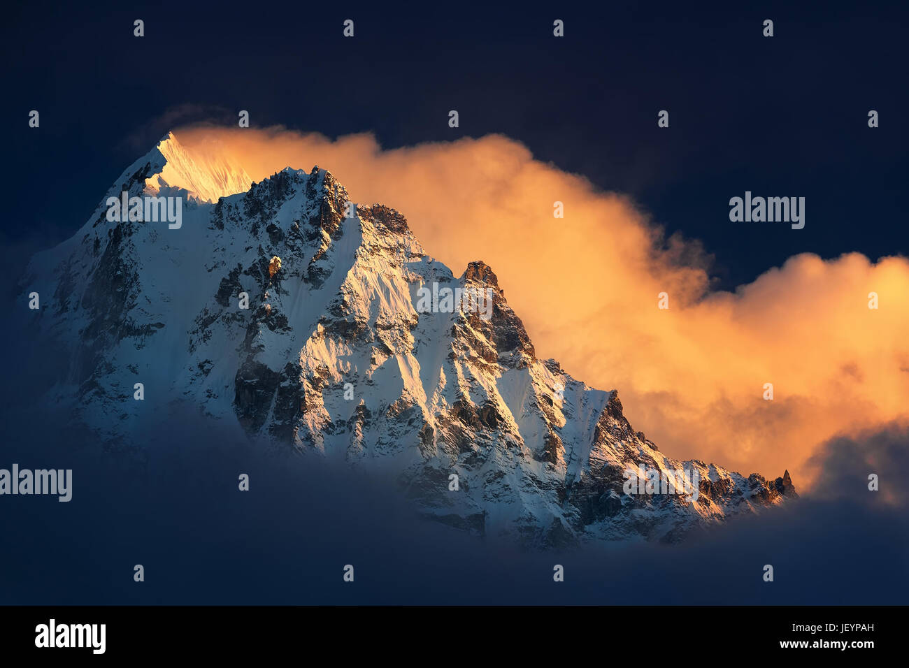 Himalaya di Fane. Il Nepal, Kangchenjunga regione, vista del picco Ghabur (6,044 m) dal villaggio Kambachen (4,090 m). Foto Stock