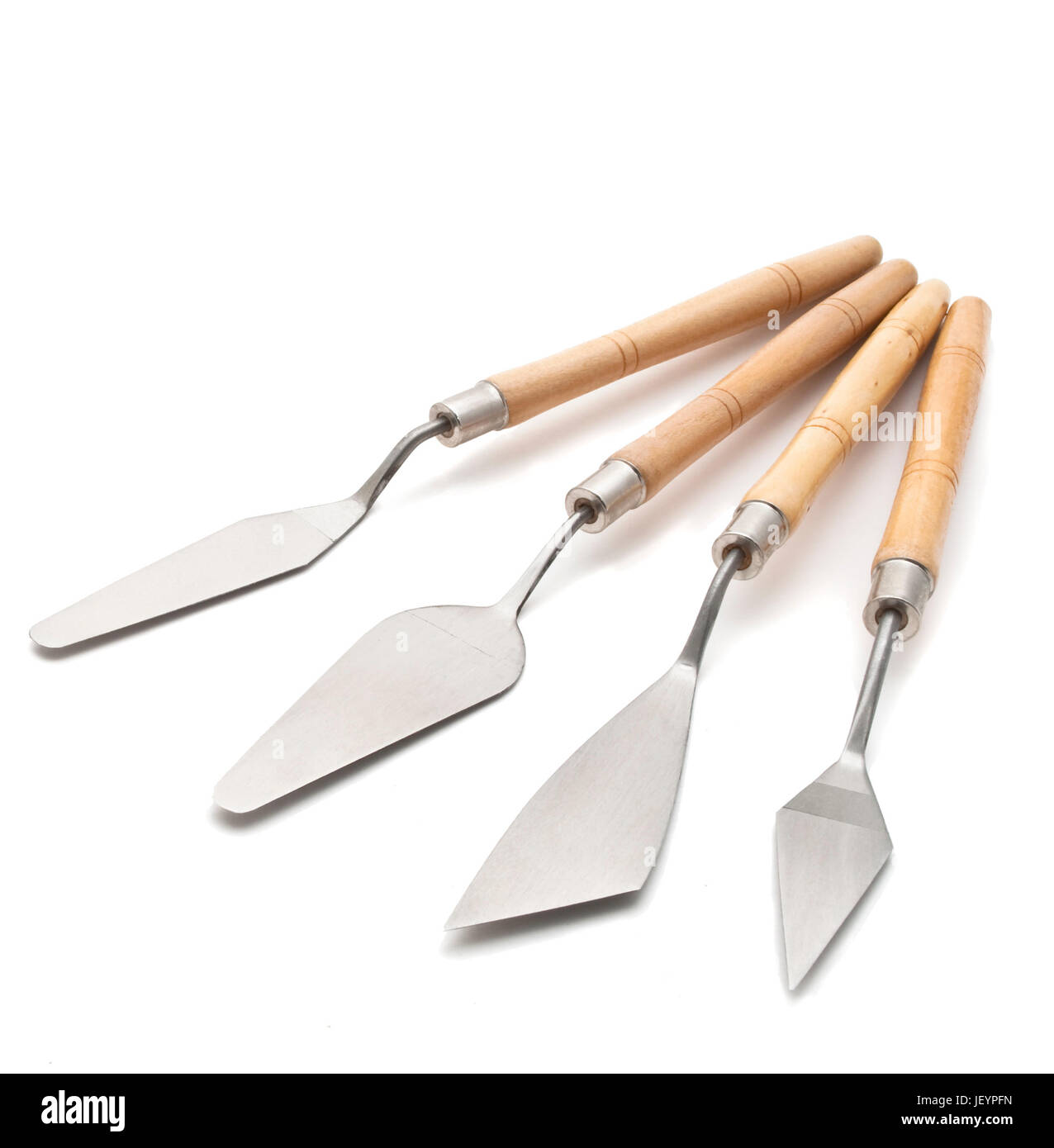 Una serie di palette di metallo coltelli con manici in legno per la pittura di olio. Isolato su bianco con le ombre morbide trattenuto. Foto Stock