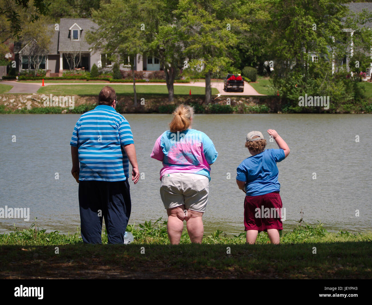 BATON ROUGE, LOUISIANA - 2011: famiglia obesi sorge dalla Università lago vicino Università dello stato della Louisiana. Foto Stock