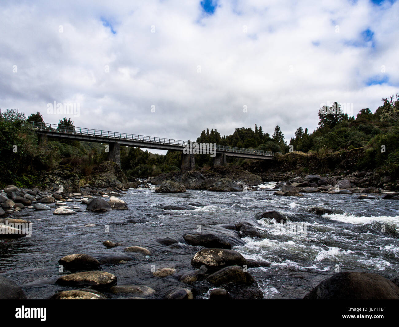 Whakapapa River Bridge, Owhango, Ruapehu District, Isola del nord, Nuova Zelanda. Questo ponte dà accesso alla foresta di Tongariro, terra di conservazione, per hun Foto Stock