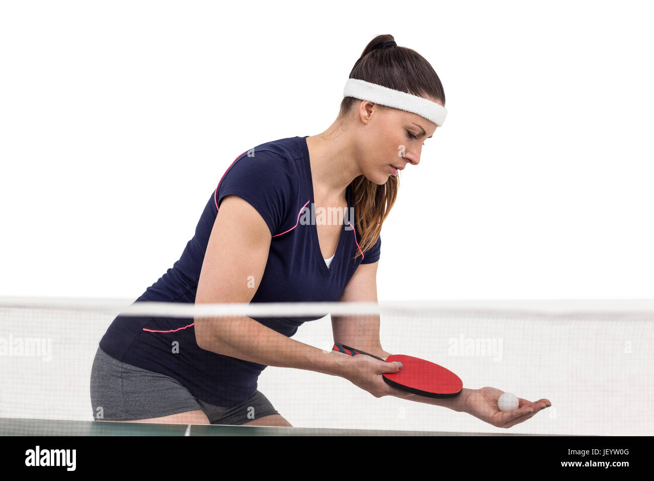 Atleta femminile giocando a ping-pong Foto Stock