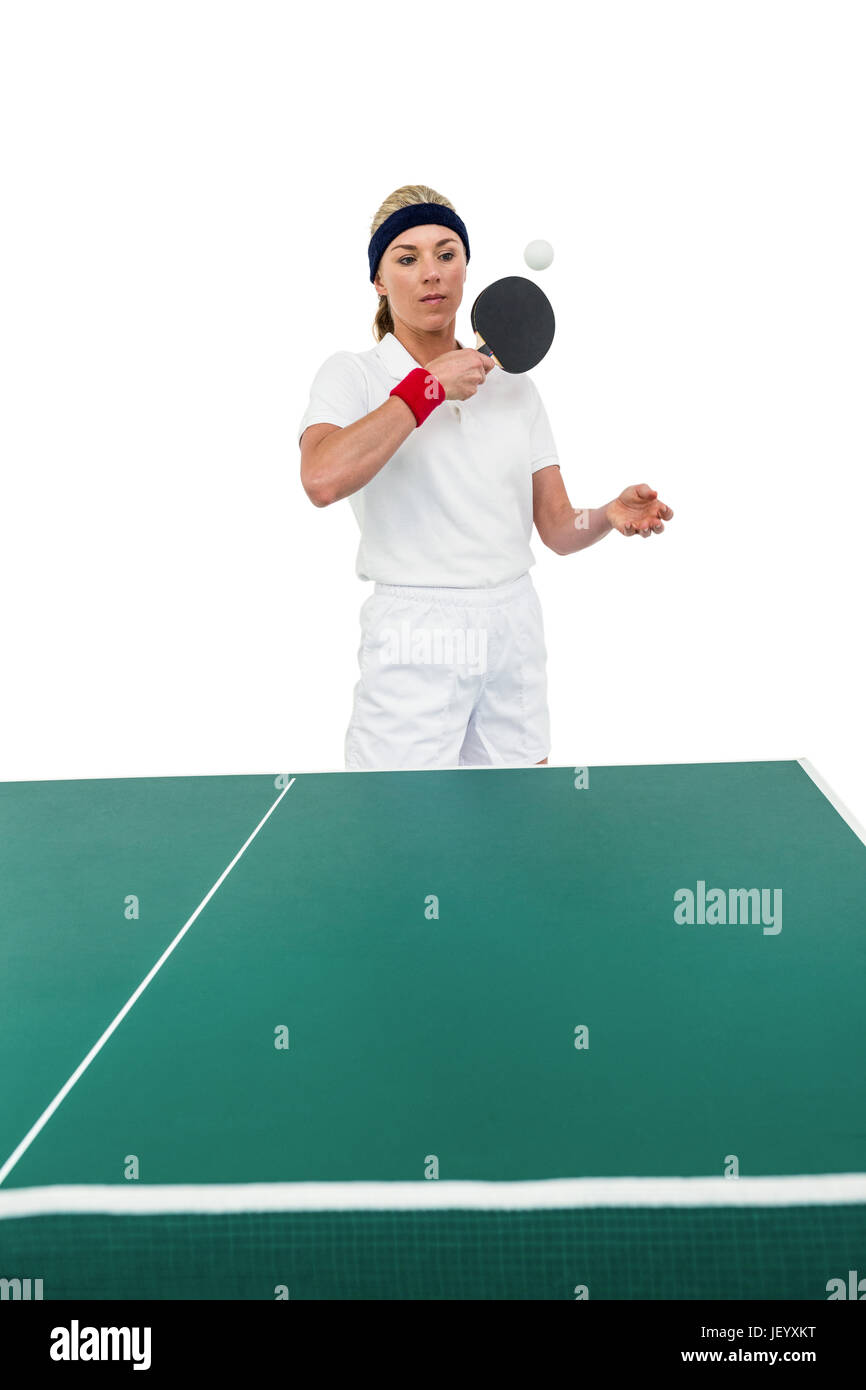 Atleta femminile giocando a ping-pong Foto Stock